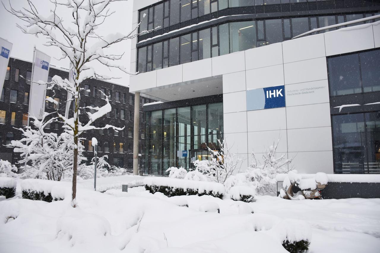 Verschneites Gebäude der IHK Hochrhein-Bodensee in Konstanz mit IHK-Schriftzug