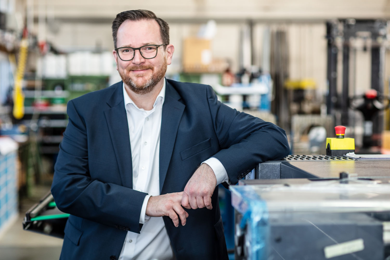 Herr Höltich in der Fertigungshalle von Rollwalztechnik Abele + Höltich
