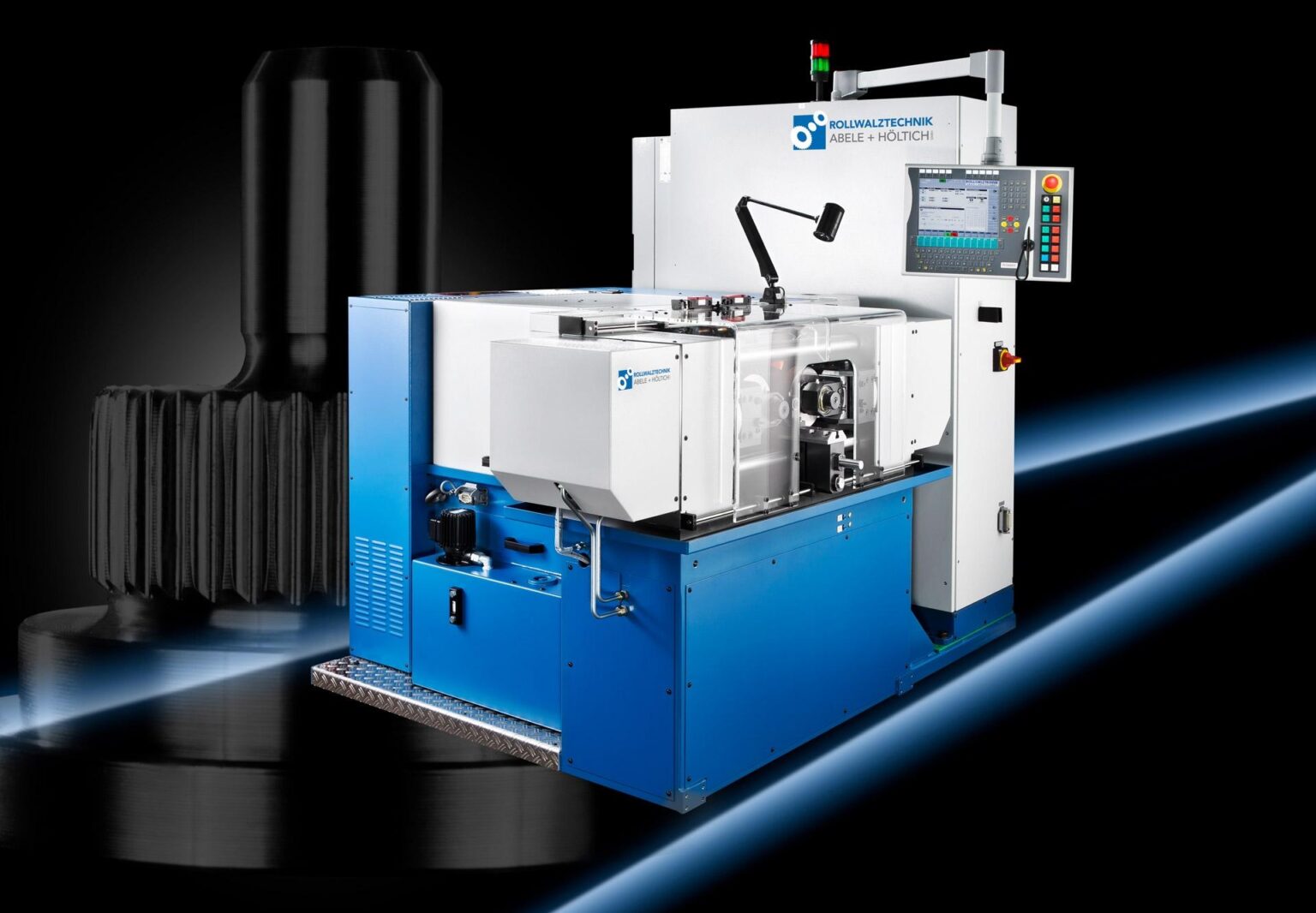 Blau-weiße Gewindewalzmaschine von Rollwalztechnik Abele + Höltich vor dunklem Hintergrund